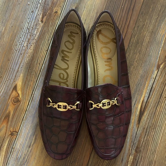 Sam Edelman Burgundy Croc-Embossed Loafers with Gold Chain 8.5 - Picture 2 of 6